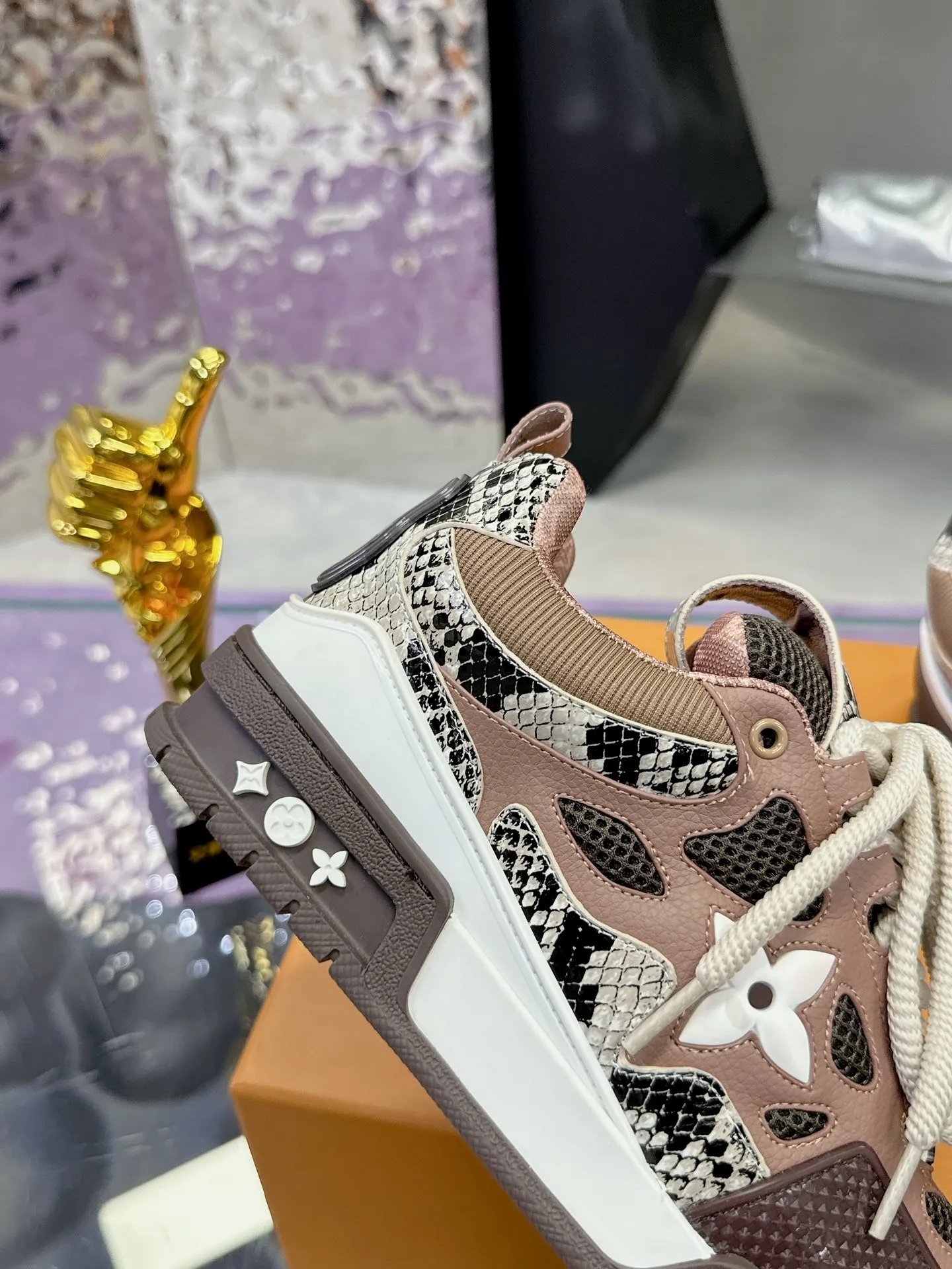 Men's shoes 💰900❤️❤️❤️ 𝙇𝙑 Bread shoes have added new colors 💓 Craftsmanship series 𝟐𝟎𝟐5/𝐒𝐒 𝐧𝐞𝐰 Louis Vuitton catwalk skate shoes are popular, LOUIS VUITTON Trainer is undoubtedly one of the most successful Sneakers launched by luxury brands, but the pace of exploration will not stop. LOUISVUITTON will also bring a new series of skateboard shoes in the spring of 2025. The new series in the picture returns to the 90s Chunky Skate Shoes look and feel. The uppers are made of leather and mesh. The fat silhouette and thick shoelaces are very eye-catching. It is expected to have quite a few colors like the Trainer. Judging from the previous DIOR show skate shoes, this chunky style may be even stronger next year. 💎 Size: Female 35-40 Male 39-46